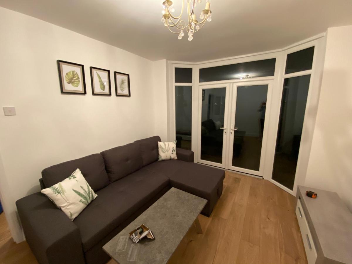 Large House Sleeps 6 - 8 Individuals Fast Broadband With Free Parking Close To Nec Birmingham Airport Contractors For Hs2 And Jlr Welcome 빌라 외부 사진